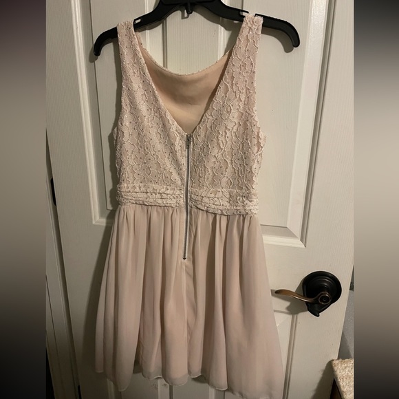 Blush Pink Size 9 Juniors Dress with Sequin Detailing - Picture 5 of 5